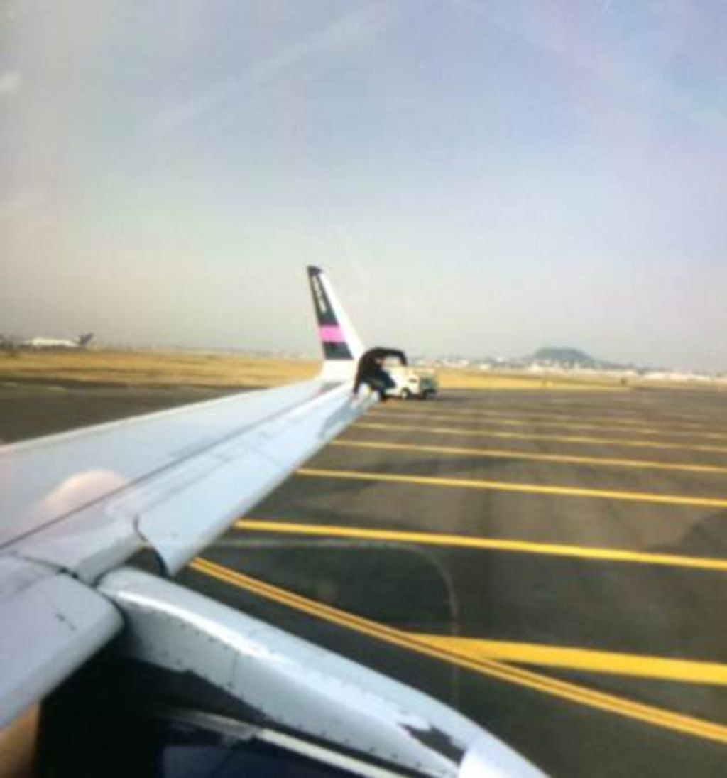 En las redes sociales han compartido una foto del supuesto pasajero que desató la alerta en el vuelo de Volaria. (TWITTER) 
