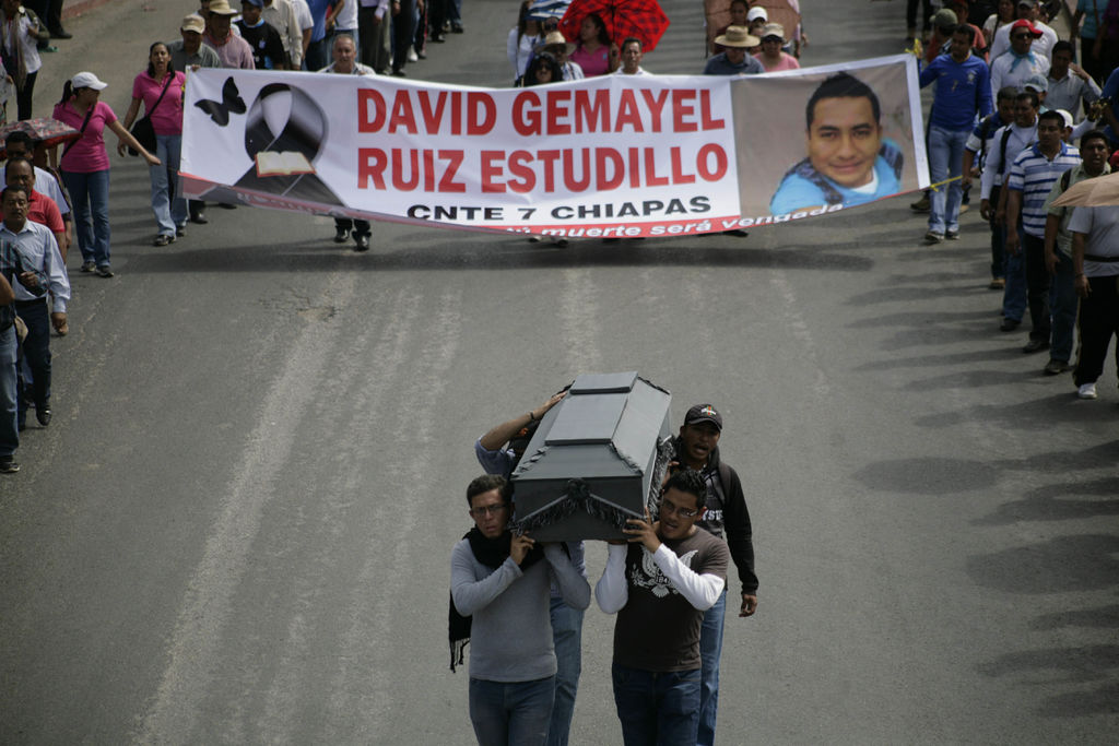Los profesores se turnaron para cargar el féretro con el cuerpo de Ruiz Estudillo, quien falleció en las protestas de ayer. (EL UNIVERSAL)