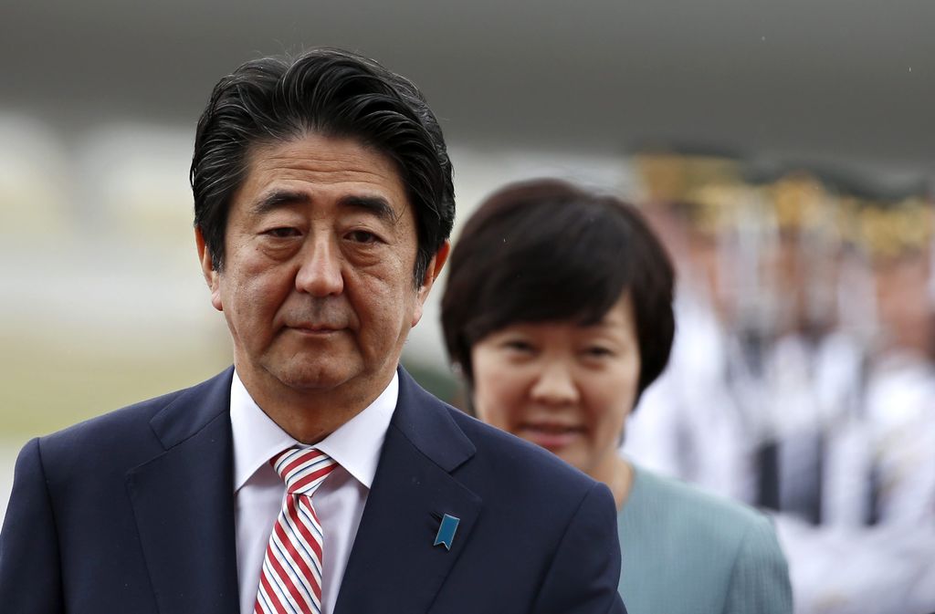 El gobierno japonés confirmó que el sitio web de Abe quedó inaccesible desde la madrugada de este jueves y, aunque indicó que el servidor está abrumado por el tráfico, informó que la policía investiga el incidente. (ARCHIVO)