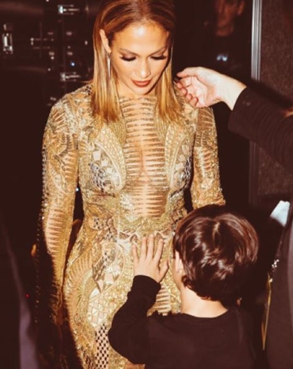 “Yo y el pequeño Max en backstage de los #AMAs”, fue el mensaje que escribió la cantante. Aunque lleva dos semanas, los rumores cobran fuerza. (INSTAGRAM)