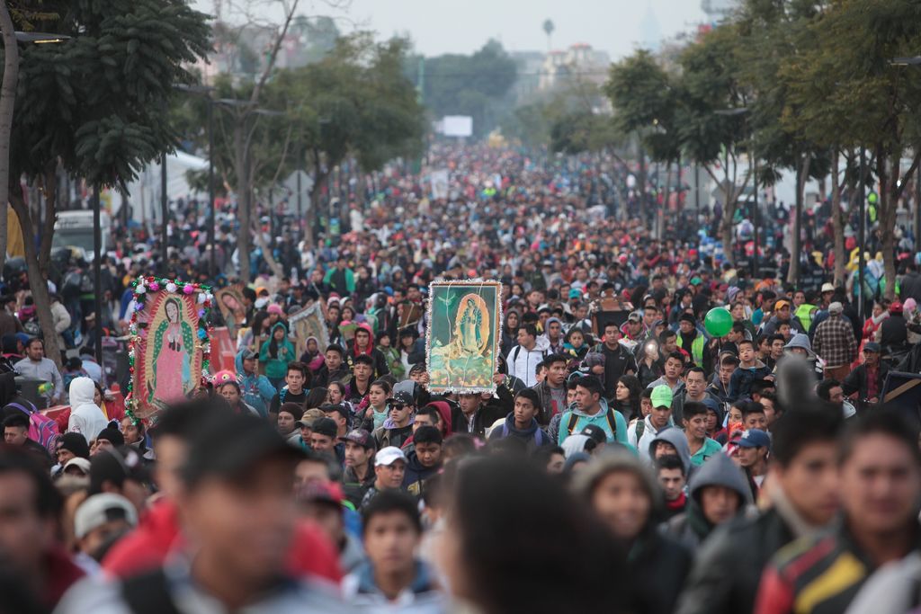 Más de cuatro millones de feligreses se encuentran tanto al interior del recinto de la Basílica de Guadalupe como en las inmediaciones. (EFE)