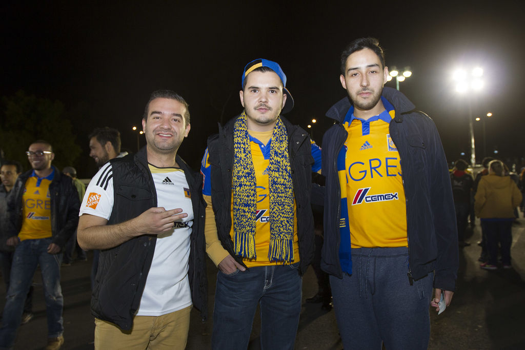 También fanáticos regiomontanos viajaron hasta el centro del país para apoyar a los Tigres. (NOTIMEX)