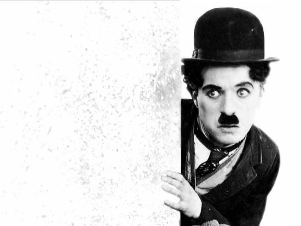 Su creación del pequeño vagabundo 'Charlot', es un símbolo universal de la individualidad indestructible, triunfante contra la adversidad y la persecución, tanto humana como mecánica, mismo que le dio fama mundial como comediante y actor dramático. (INTERNET)