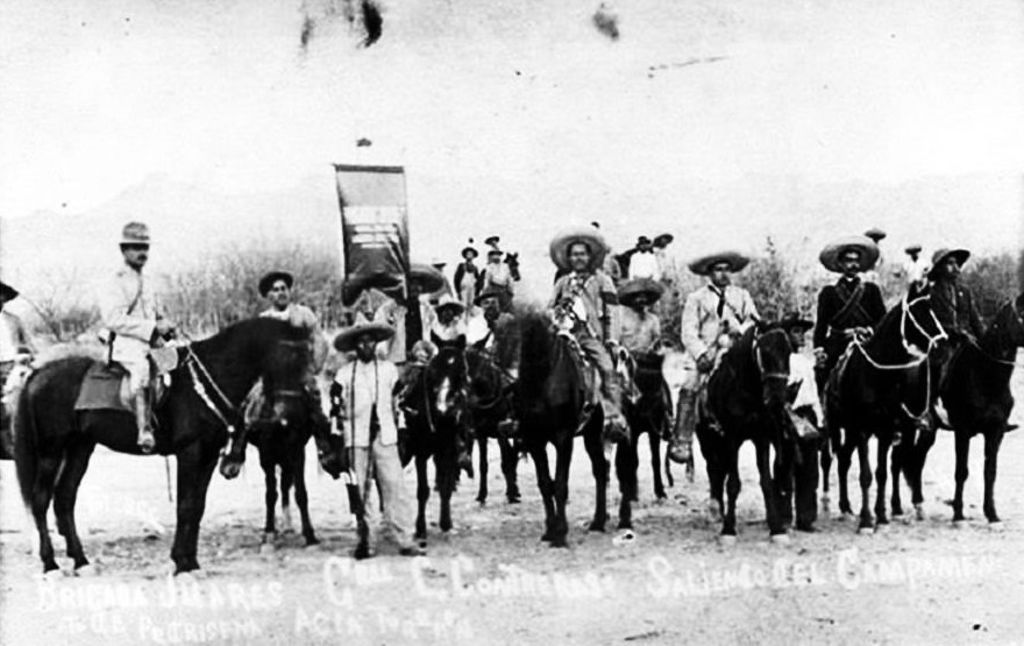 El general Calixto Contreras (al centro y a caballo) con su estado mayor, en los terrenos de la hacienda de Pedriceña, en 1914.