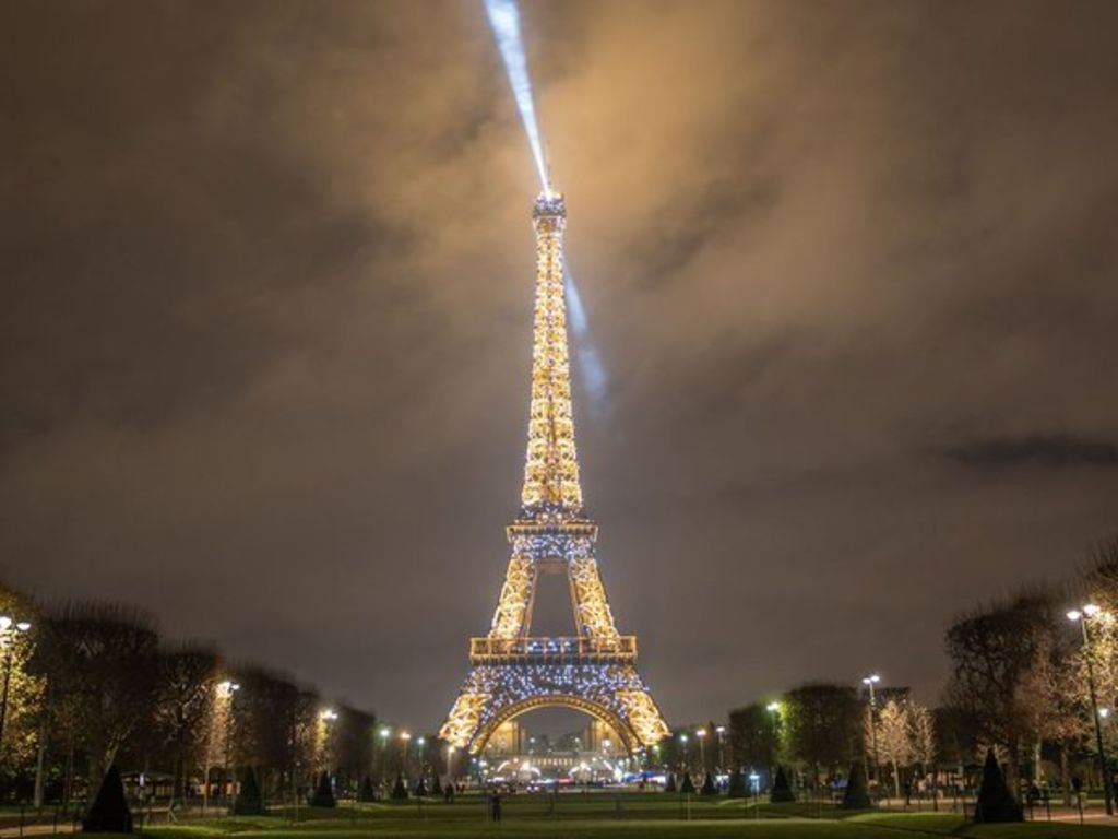 Con el mensaje “parisina desde 1889, ahora brillo también en Twitter” y una foto de la torre de noche, fue inaugurado el servicio sobre el monumento a las 15:00 horas locales (14:00 GMT). (TWITTER)