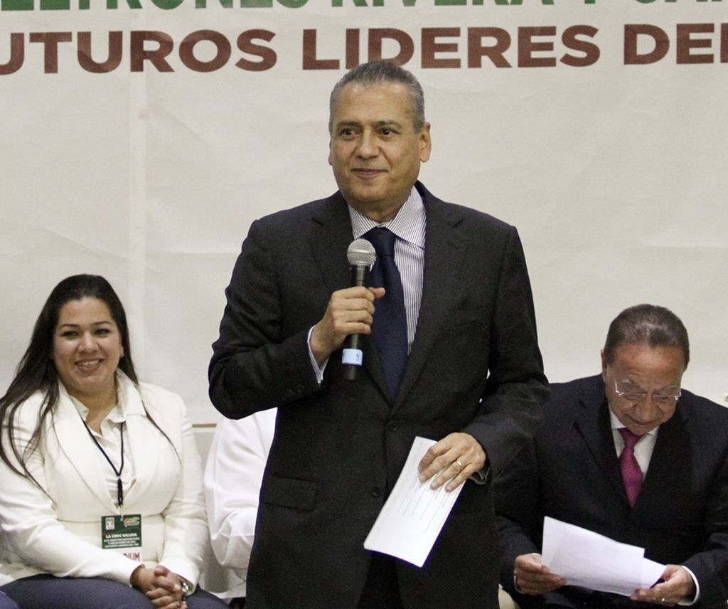  Beltrones Rivera, calificó de 'contranatura' las alianzas electorales que pretenden el PAN y el PRD en algunos estados para 2016 