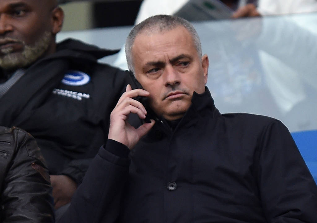 Jose Mourinho tendrá tiempo para contestar su teléfono para recibir ofertas por prestar sus servicios. (AP)