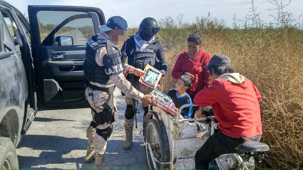 Obsequios. Los elementos del Grupo de Armas Tácticas y Especiales (GATES) de Torreón entregaron regalos a los niños. (EL SIGLO DE TORREÓN)