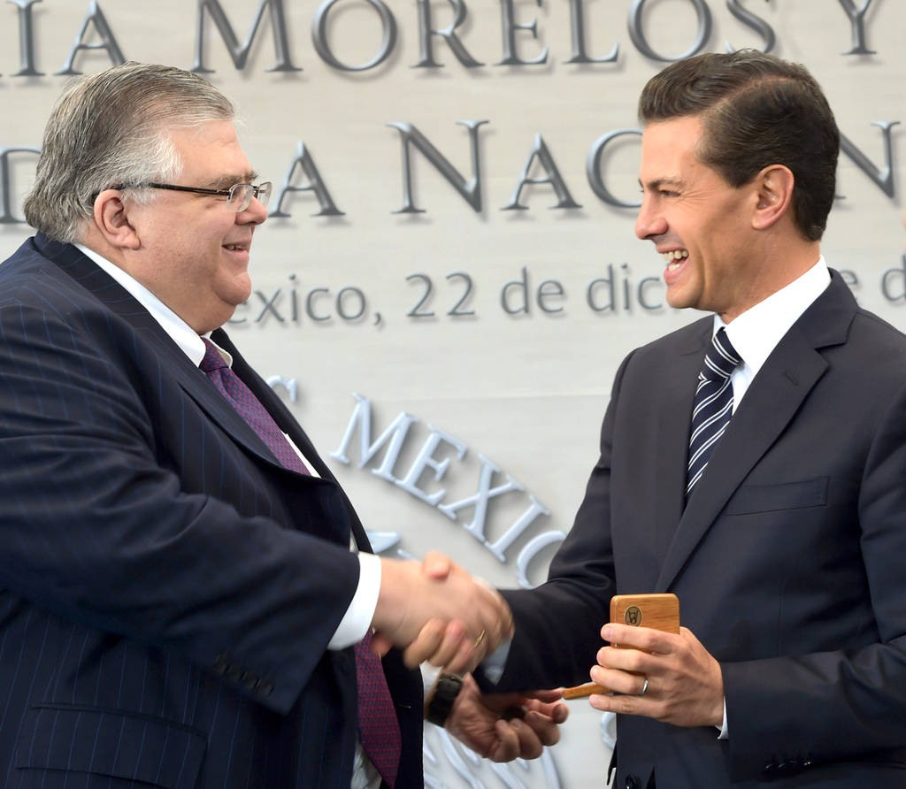 Pieza. El presidente Peña Nieto recibió de  Agustín Carstens la primera pieza de la moneda de 20 pesos conmemorativa. (NOTIMEX)