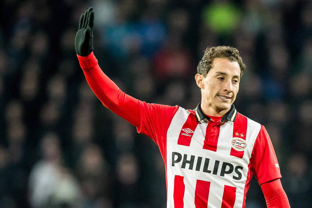 El futbolista mexicano juega como carrilero o lateral por la banda izquierda en el conjunto PSV Eindhoven. Se consolida Andrés Guardado en el PSV