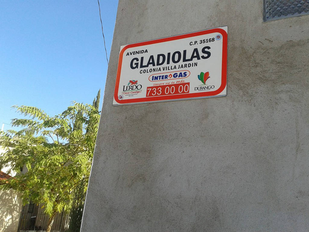 Láminas. Aseguran que no se tiene proyectado poner postes para las nomenclaturas que se están instalando en casas de Lerdo. (ARCHIVO)