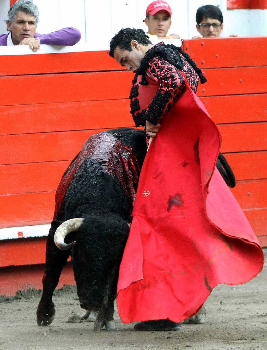 El torero español, Víctor Puerto, se presentará hoy en la última corrida del año en la Plaza México. (ESPECIAL)