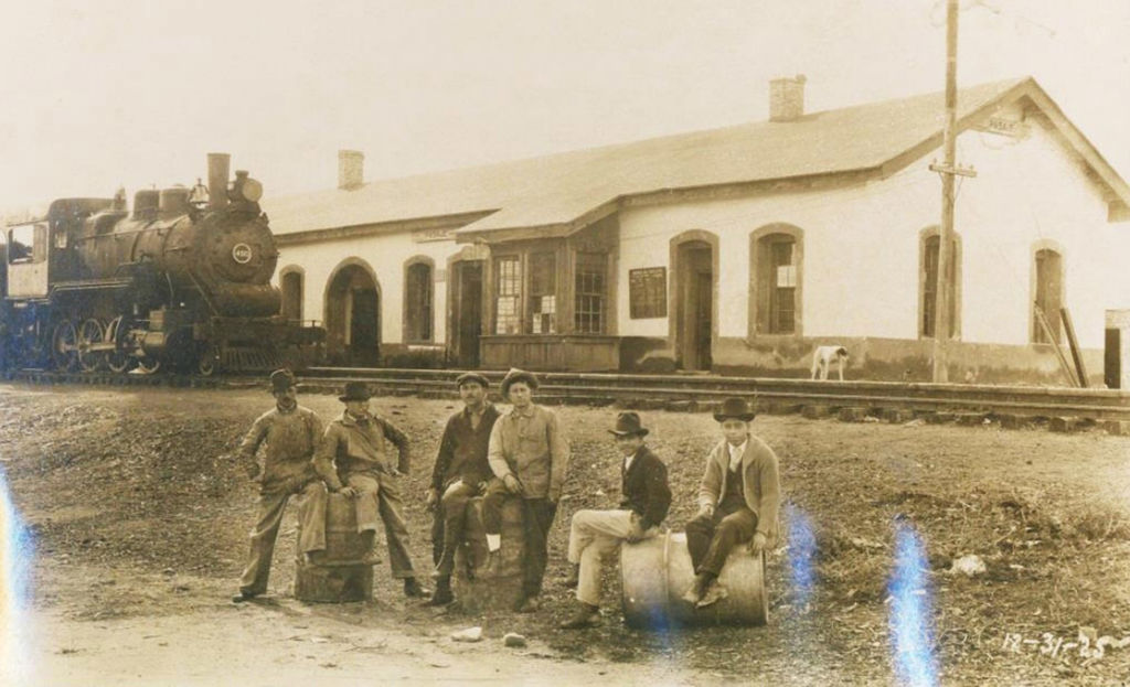 La antigua Estación de Pasaje, sitio al que arribaron los desterrados habitantes de Cuencamé. Gráfica captada el 31 de diciembre de 1925. (Archivo de Humberto González Hernández).