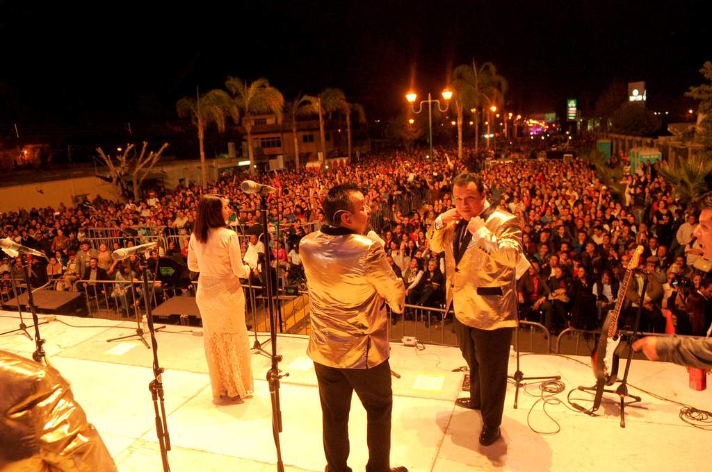 Gran asistencia.Miles de laguneros se dieron cita en el bulevar Miguel Alemán para escuchar los éxitos de la agrupación.