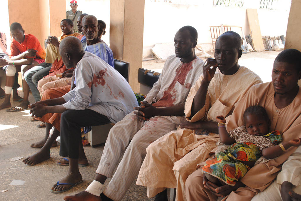 Heridos. Un grupo de personas que sufrieron heridas leves esperan atención en un hospital de Nigeria.