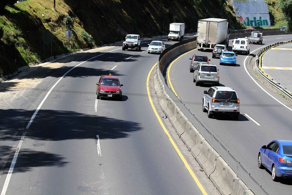 La policía federal exhortó a los conductores a verificar las condiciones mecánicas de sus autos, manejar con precaución, respetar los límites de velocidad y abstenerse de ingerir bebidas alcohólicas. (ARCHIVO)