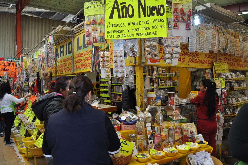 Experiencia. En el local de Nancy Alvarado en el mercado Juárez, se encuentra lo necesario para los diferentes rituales. (GUADALUPE MIRANDA)