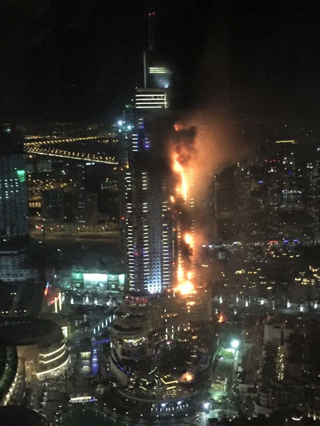El Gobierno local de Dubai informó de que 16 personas sufrieron heridas por la inhalación de humo y la aglomeración de gente, que intentaba escapar del fuego, que se originó en el hotel The Address. (AP)