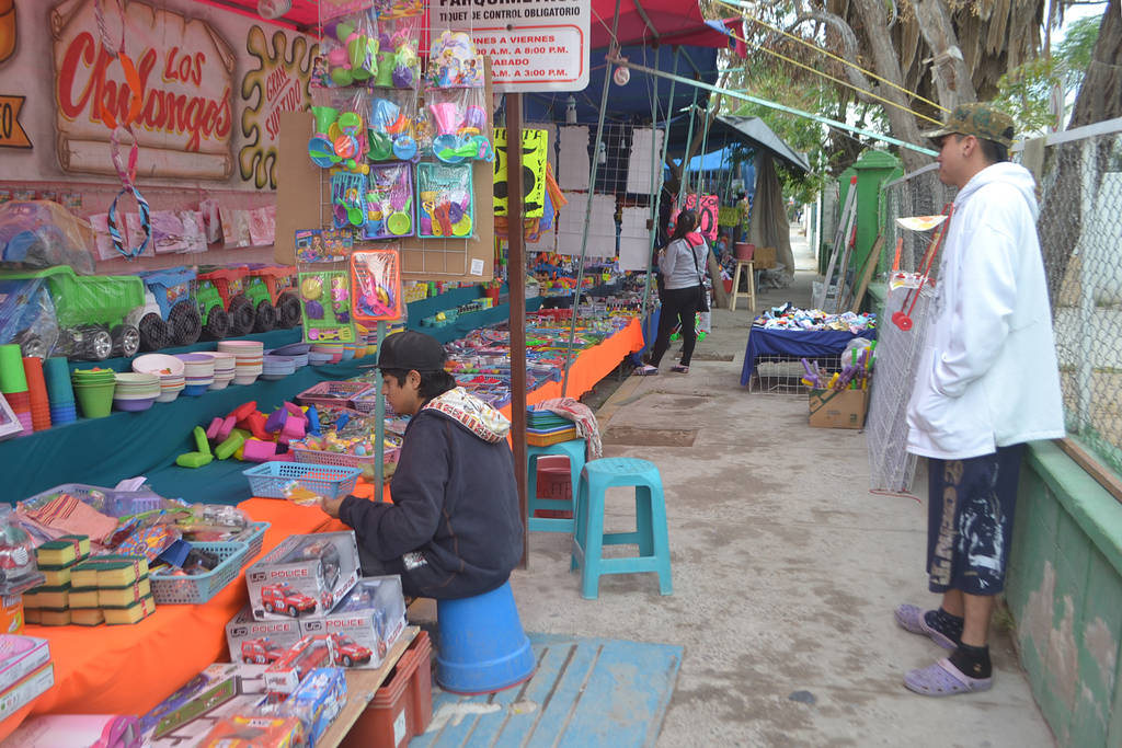 Ventas. Comerciantes que se instalaron en el tianguis navideño aseguraron que este año las ganancias han sido muy regulares. (ANGÉLICA SANDOVAL)