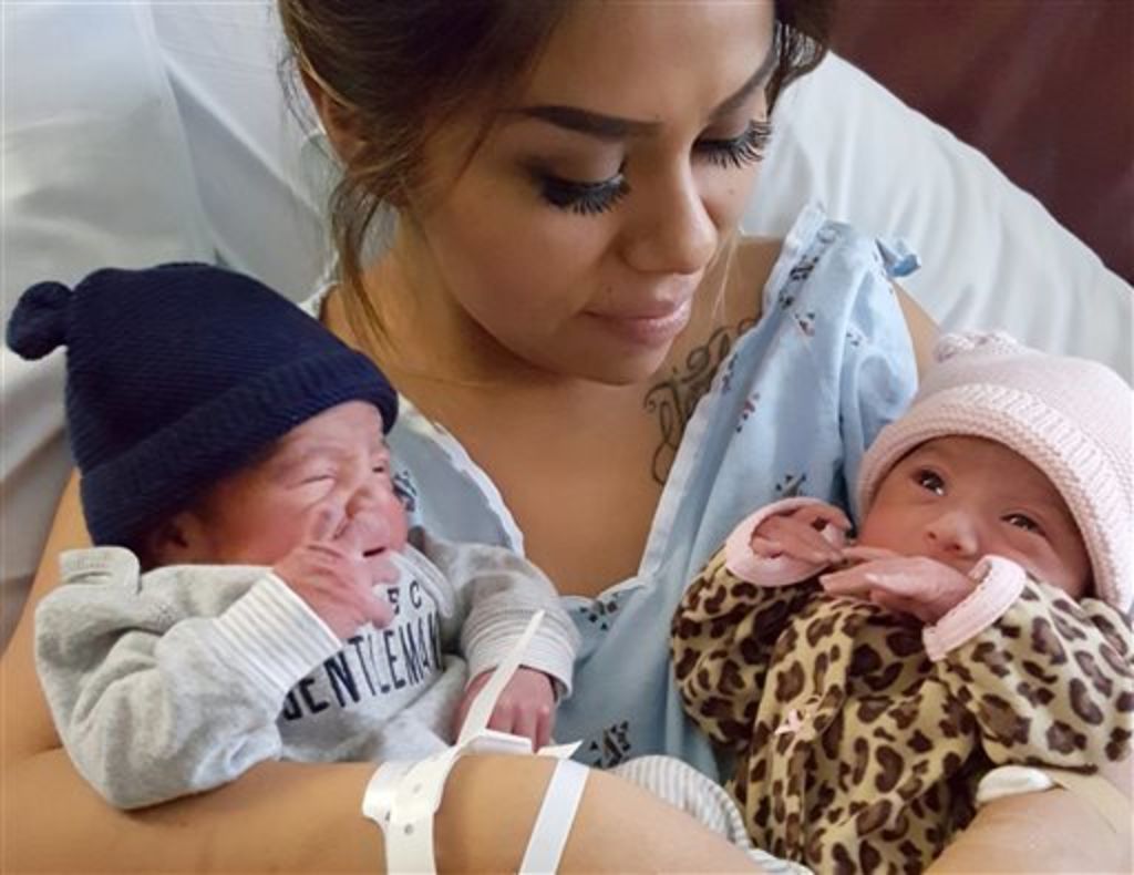 La bebé Jaelyn Valencia nació la víspera de Año Nuevo, a las 11:59 de la noche. Su hermano mellizo, Luis Valencia Jr., llegó a las 12:01 del 2016. (AP)