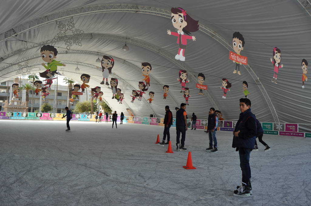 Diversión. El miércoles seis de enero, será el último día de la Pista de hielo de la Plaza Mayor. (EL SIGLO DE TORREÓN)