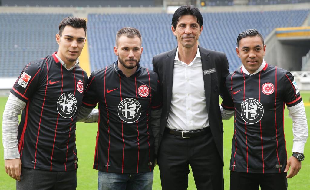 El directivo Bruno Huebner (de saco) junto a los nuevos jugadores del Eintracht Frankfurt,  Kaan Ayhan, Szabolcs Huszti y Marco Fabián. (EFE)