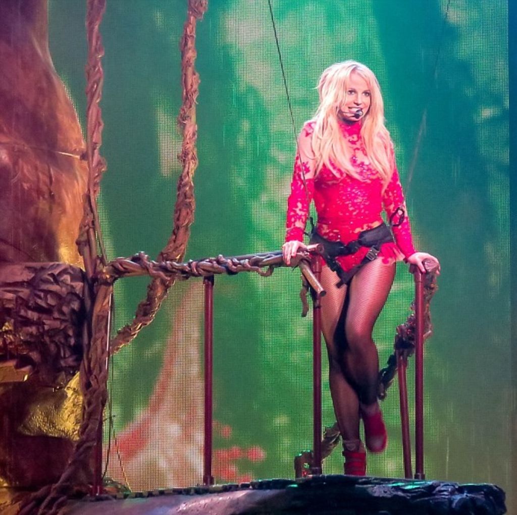 Britney Spears se queda atorada en 'árbol' durante show