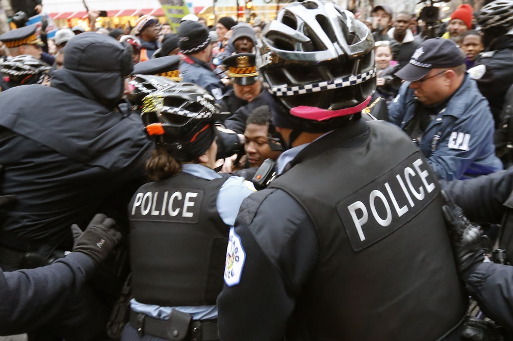 En Chicago cunden las sospechas en torno a las promesas de reformas en el departamento policial, pues la percepción general es que las promesas pasadas han sido huecas. (ARCHIVO)