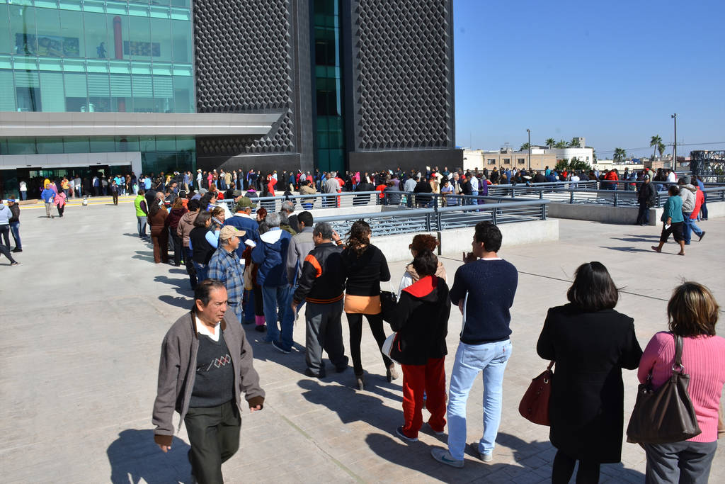 Más de tres mil personas acudieron ayer a pagar el Impuesto Predial a la Tesorería Municipal, la fila llegó a la Plaza Mayor. (Fernando Compeán)