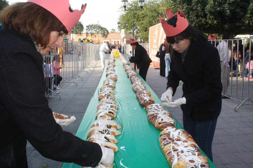 Tradición. Como cada año, se espera que acudan miles a compartir la Rosca de Reyes en Gómez Palacio. (ARCHIVO)