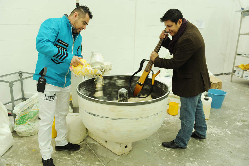 Eloy y Rafael fueron los encargados de mezclar la harina con otros ingredientes, lo cual la hicieron de una manera muy peculiar.

