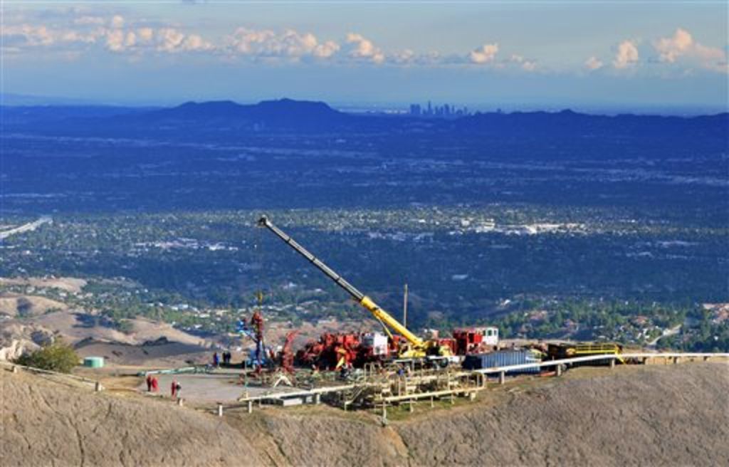 El pozo, propiedad de Southern California Gas Co., ha estado arrojando hasta 1,200 toneladas diarias de metano, junto con otros gases. (AP)