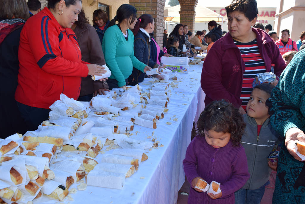 Festival. Miles de niños acompañados de sus madres acudieron a la plaza Solidaridad para la repartición de la Rosca de Reyes. (MARY VÁZQUEZ)