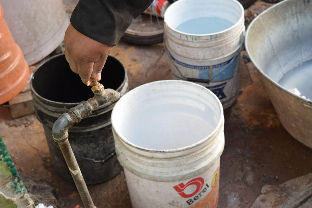 En algunos casos, algunas familias se han visto obligadas a pedir agua a vecinos que cuentan con cisternas. (EL SIGLO DE TORREÓN)