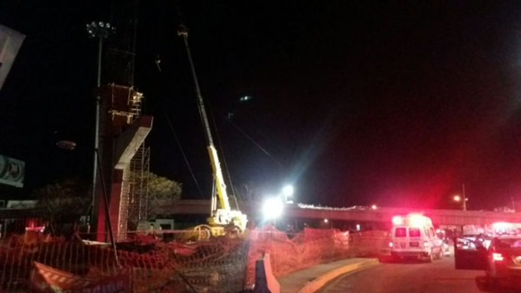 Los trabajadores cayeron 25 metros cuando estaban sobre una canastilla en las obras del Nodo Vial Atlixcáyotl. (TWITTER)