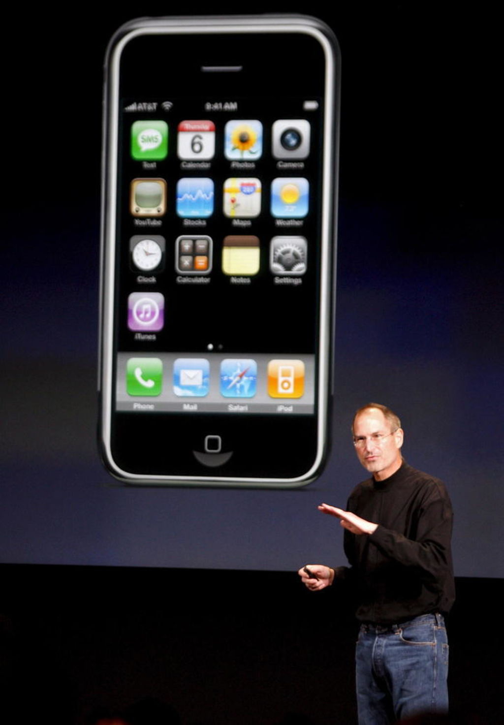 Momentos en que Jobs presentaba el primer iPhone. (ARCHIVO)