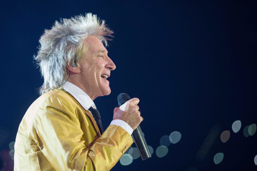 El músico y cantautor británico Rod Stewart, ganador de diversos premios como el Grammy, por su tema Stardust, celebra este domingo su cumpleaños número 71. (ARCHIVO)