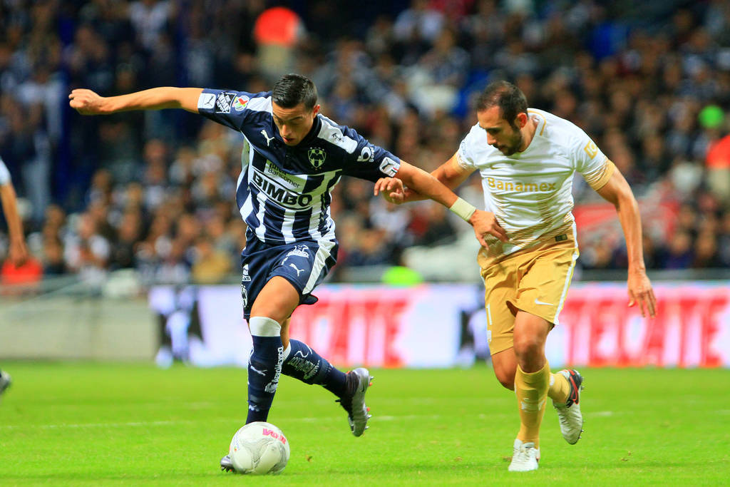 Rogelio Funes Mori (i) anotó el gol del triunfo de Monterrey.  (Jam Media)