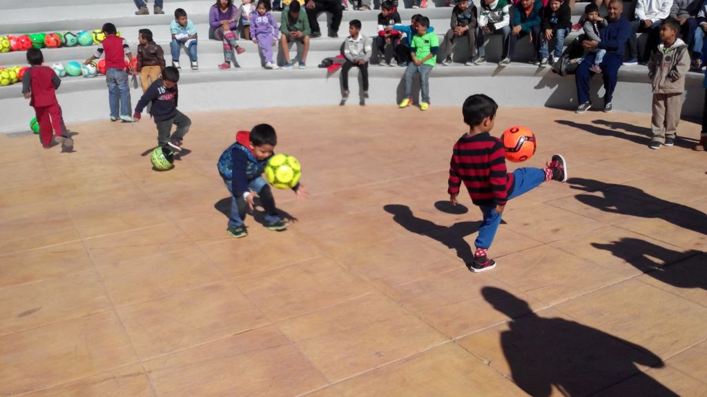 El Instituto Municipal del Deporte de Torreón realizó la entrega de más de cien balones de futbol para los niños y jóvenes que habitan en ese sector de la ciudad. (EL SIGLO DE TORREÓN)