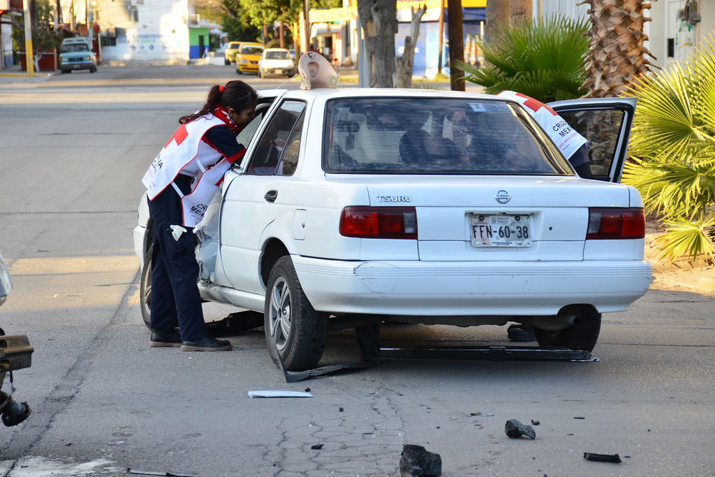 El aparatoso percance se registró aproximadamente a las 17:40 horas y en el mismo resultó lesionado el señor Francisco Arturo Hernández Contreras, de 32 años de edad, el cual conducía un automóvil Tsuru Nissan. (EL SIGLO DE TORREÓN)