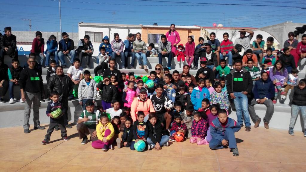 Los niños y jóvenes que practican futbol en la Línea Verde recibieron balones por parte del IMD de Torreón y por diversos patrocinadores. Reparten más de 100 balones en la Línea Verde