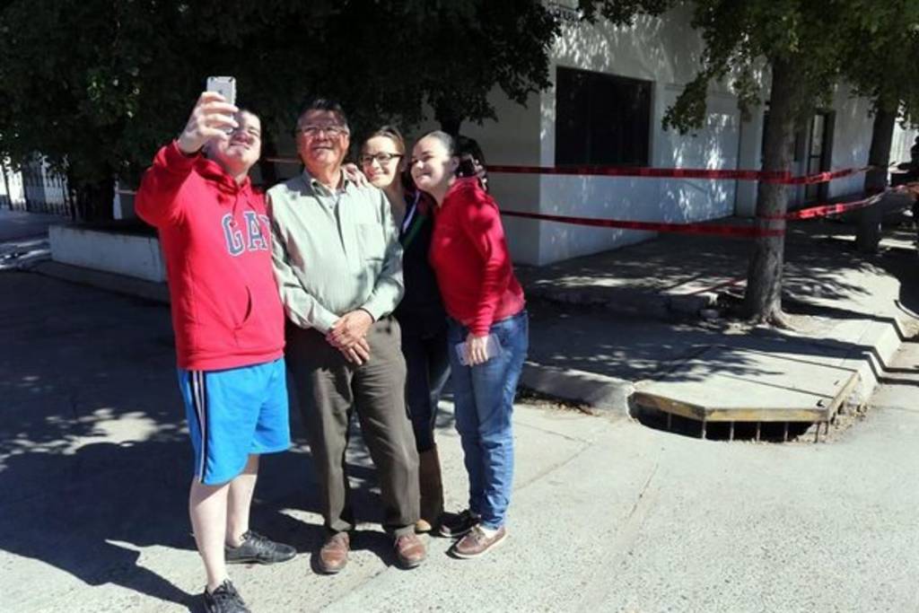Turístico. Varios habitantes de Los Mochis y otras ciudades, han llegado a la casa del 'Chapo' para tomarse la 'selfie'.