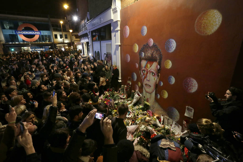 Londres.  Seguidores en mural de Bowie en el barrio de Brixton.