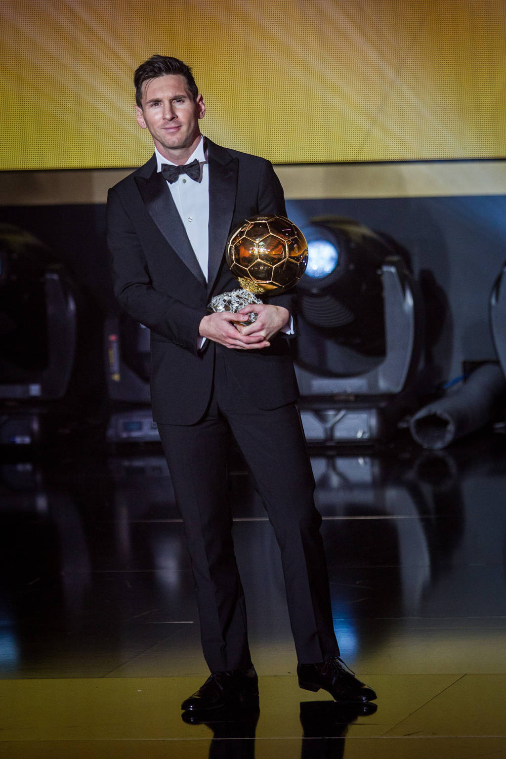 A diferencia de las ocasiones anteriores, Messi vistió un elegante traje en la Gala de la FIFA. (EFE)