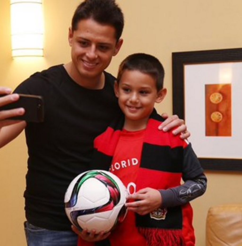 'Chicharito' por su parte hizo feliz a Eduardo, un niño de siete años, de Tampa, Florida, quien envió mensajes de video al astro mexicano, a través de Facebook y Twitter.