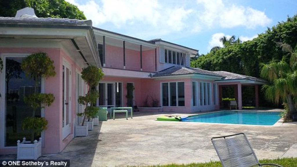 El nuevo propietario de la antigua mansión en Miami Beach, planea la demolición de la casa en espera de encontrar dinero oculto. (TWITTER)