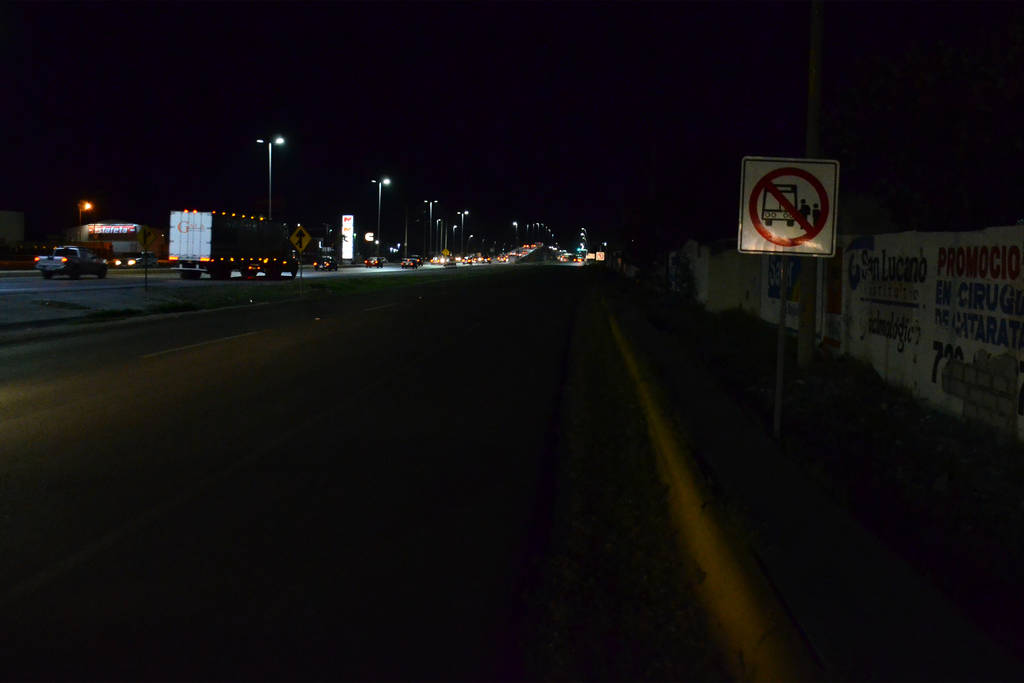 Ni se ven. Así luce en las noches la parada de autobuses a la altura de la colonia El Roble, por la falta de alumbrado. (Fernando Compeán)

