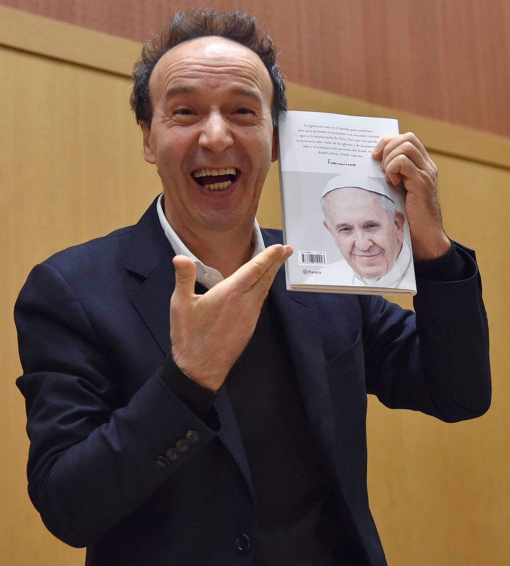 Encantado. El actor presentó en Roma el primer libro del Papa Francisco, titulado El nombre de Dios es Misericordia, que contiene 100 páginas de conversaciones con el periodista italiano Andrea Tornielli. 