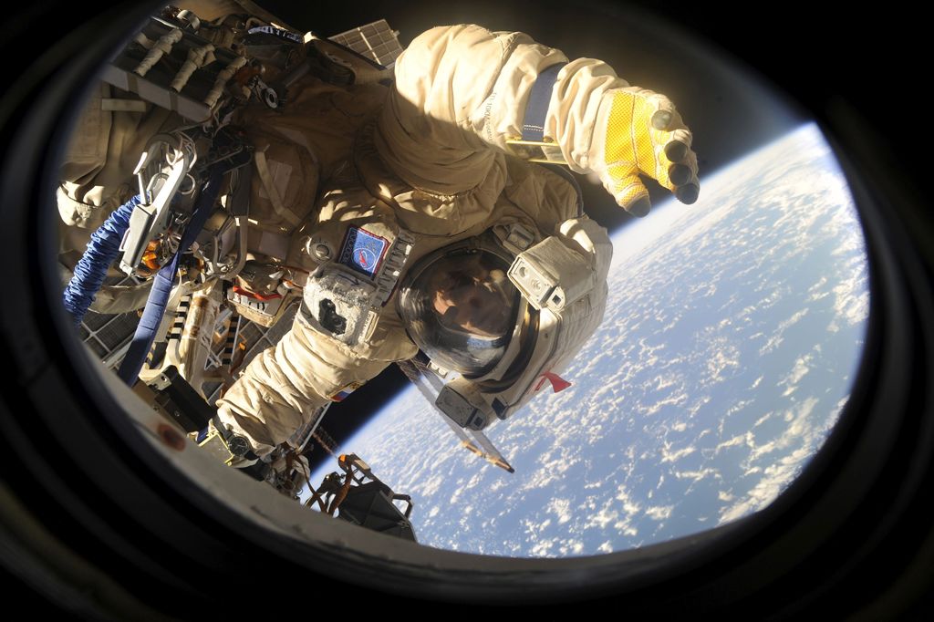 En concreto, los astronautas arreglarán un regulador de energía del exterior. (ARCHIVO)