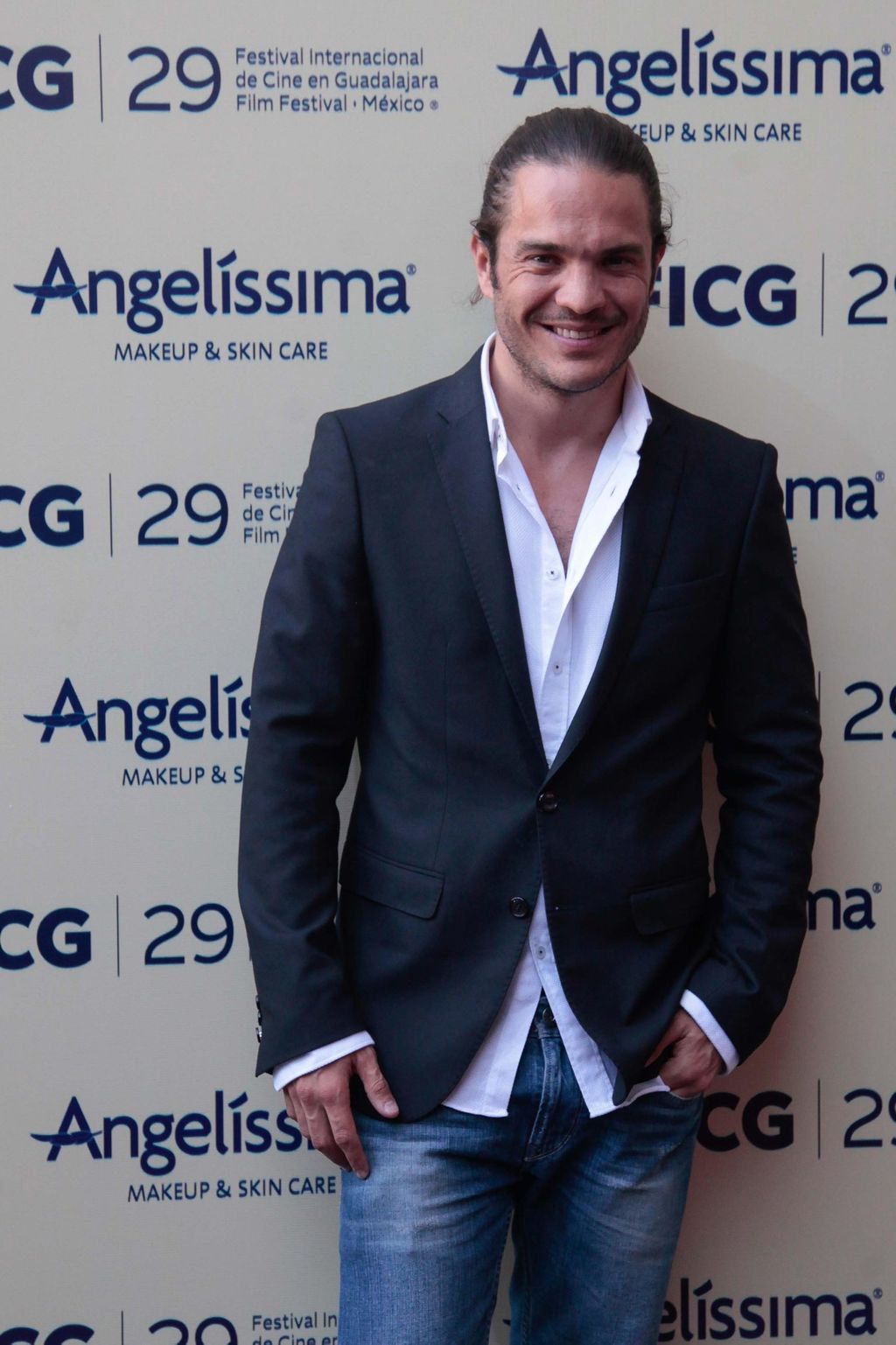 El actor mexicano Kuno Becker, reconocido por su actuación en la trilogía de las películas Goool! y en los melodramas Soñadoras y Mujeres engañadas, celebra este jueves su cumpleaños 38 a la espera del estreno de la cinta 108 costuras, dirigida por Fernando Kalife. (ARCHIVO)